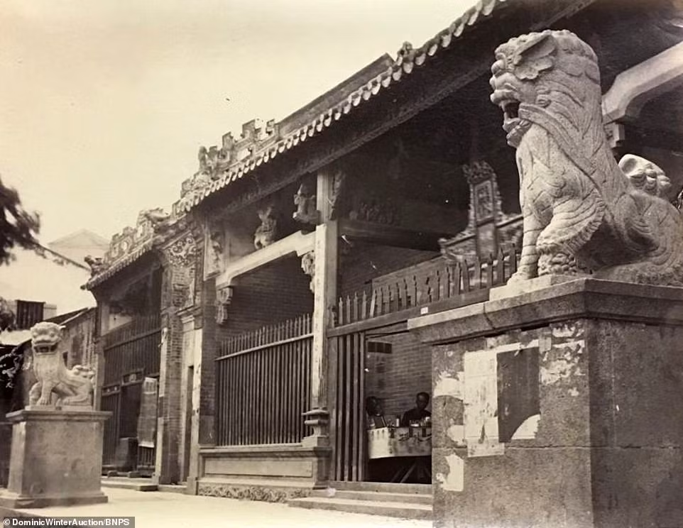 Một ngôi đền trên đảo Hong Kong thời còn thuộc Anh.