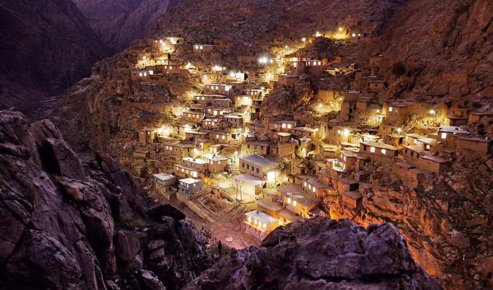 Khác với phần còn lại của Iran, nóng và khô do lượng khí ẩm thổi từ phía Tây Nam Caspian bị chặn bởi dãy núi Alborz tạo ra lượng mưa lớn, thời tiết ở Masouleh ấm áp, dễ chịu với sương mù bao phủ quanh năm. Ảnh: Iran_real.