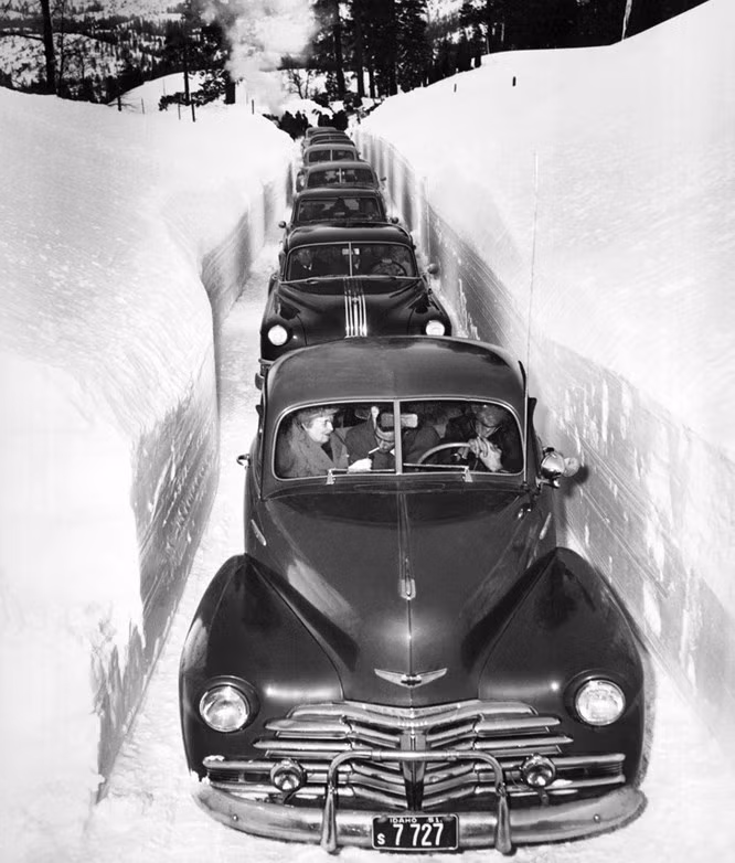 Ô tô bị mắc kẹt trong tuyết ở Idaho, 1952.