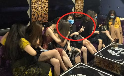 Hanh dong “kho do” cua nu tiep vien karaoke khi bi kiem tra-Hinh-6