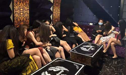 Hanh dong “kho do” cua nu tiep vien karaoke khi bi kiem tra-Hinh-5