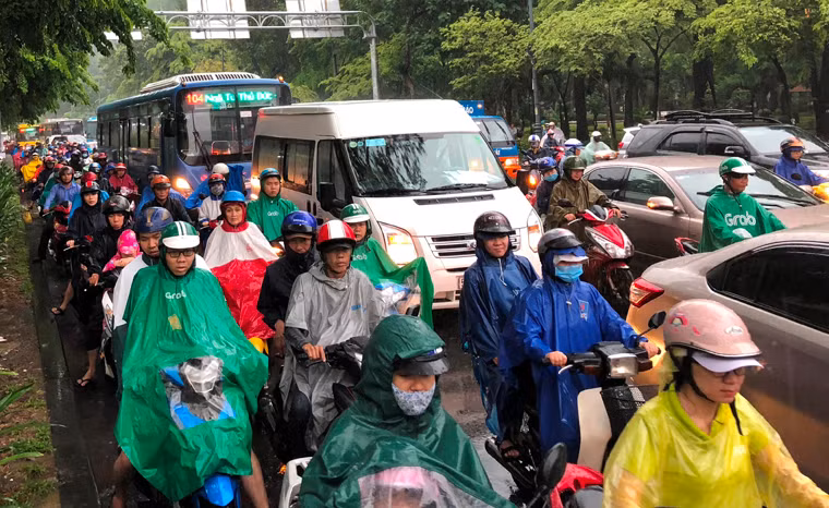 Đường ngập khiến các phương tiện lưu thông qua đây chết máy, giao thông qua khu vực ảnh hưởng nghiêm trọng.