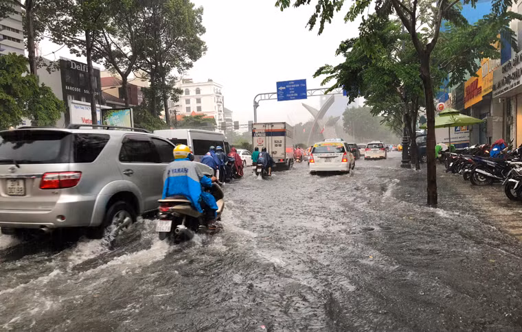 Hàng loạt tuyến đường ra vào sân bay Tân Sơn Nhất trên địa bàn quận Tân Bình bị ngập nửa xe máy khiến giao thông vô cùng rối loạn.