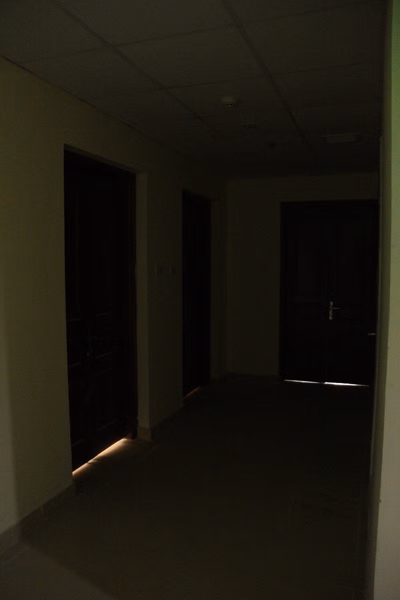 Phía ngoài hành lang một phần đã bật điện, phần khác trong tình trạng tối tăm tạo cảm giác bí bách.