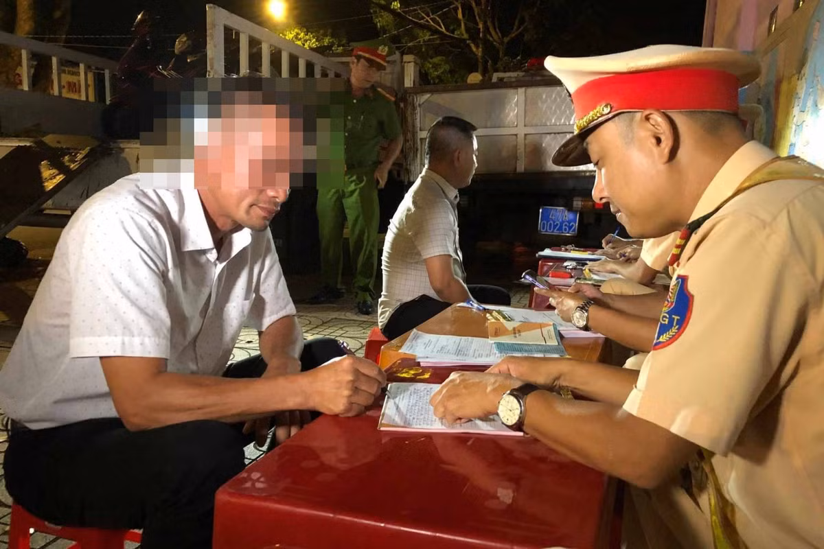  Tài xế say rượu và dương tính ma túy 'thông chốt' CSGT: Tối 25/9, thực hiện kế hoạch tổng kiểm tra nồng độ cồn, một tổ công tác của Cục CSGT - Bộ Công an phối hợp với Công an TP Buôn Ma Thuột tiến hành kiểm soát phương tiện tham gia giao thông trên đường Phan Chu Trinh, TP Buôn Ma Thuột. Đến 21h20 cùng ngày, tài xế ô tô bán tải bất ngờ tăng ga, lao về phía lực lượng làm nhiệm vụ rồi bỏ chạy. Làm việc với công an, tài xế khai tên là N.V.T. (40 tuổi) trú tại TP Long Khánh, tỉnh Đồng Nai. Kiểm tra nồng độ cồn, tài xế T. vi phạm ở mức 0,407mg/l. Tiếp tục test nhanh ma túy, lực lượng công an phát hiện tài xế T. dương tính với heroin. CSGT cũng niêm phong xe, tạm giữ giấy tờ liên quan và đưa tài xế T. về trụ sở Công an TP Buôn Ma Thuột để xử lý theo quy định.