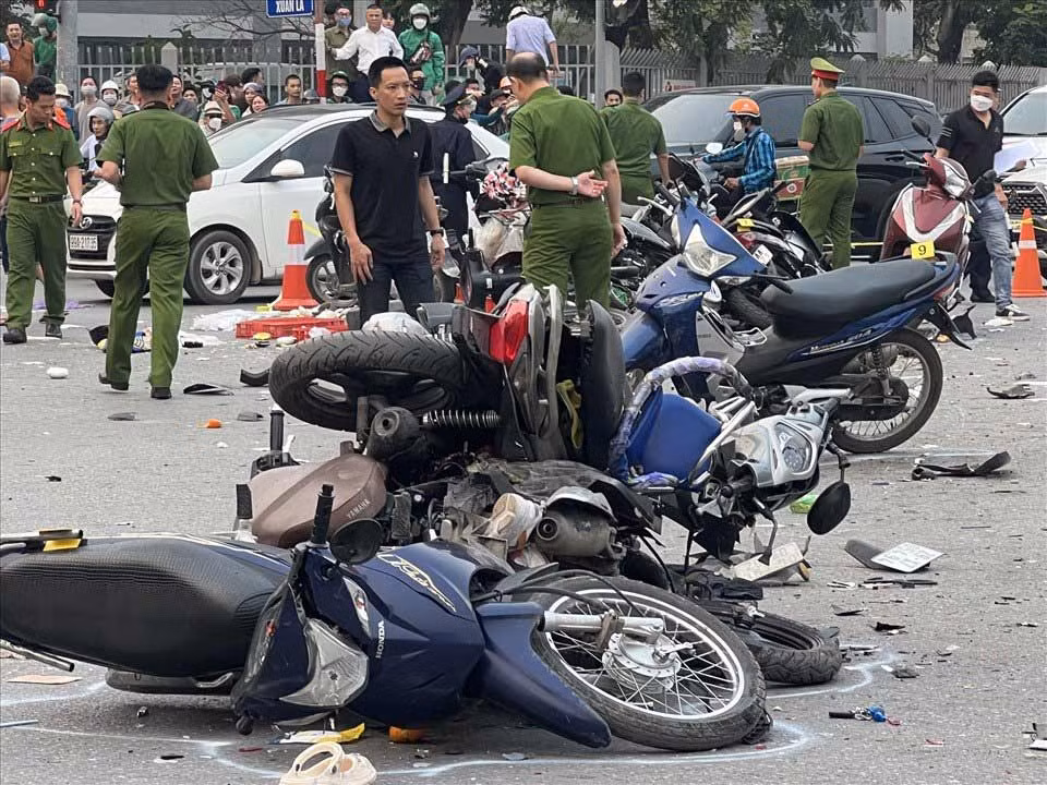  Ô tô tông liên hoàn 17 xe máy trước cổng trường, nhiều người bị thương: Chiều 5/4, tại ngã tư Xuân La - Võ Chí Công (Tây Hồ, Hà Nội), xảy ra vụ ô tô tông hàng loạt xe máy trên đường Võ Chí Công. Vụ việc được ghi nhận có hàng chục người bị thương, khoảng 17 xe máy bị hư hỏng nặng. Theo điều tra, nguyên nhân vụ tai nạn được xác định là do tài xế Hoàng Ngọc Vĩnh (sinh năm 1960) đạp nhầm chân ga dẫn đến va chạm với hàng loạt phương tiện khác. Theo kết quả giám định, lái xe không sử dụng bia rượu hay các chất kích thích khi lái xe. 