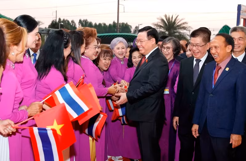 Chu tich Quoc hoi Vuong Dinh Hue gap go cong dong nguoi Viet Nam tai Thai Lan