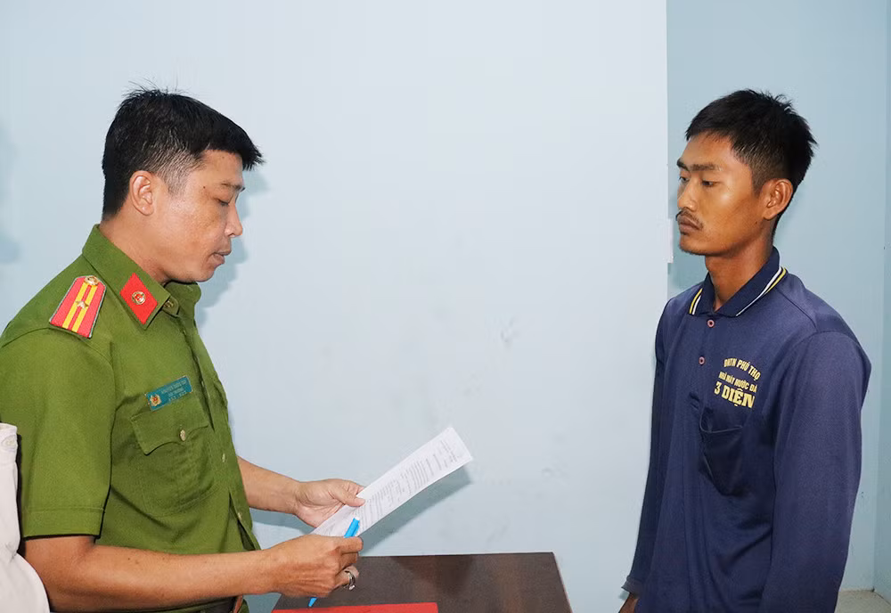  Cha dượng đốt bộ phận sinh dục bé trai 14 tuổi: Trần Thanh Hòa (SN 1997, trú phường Tịnh Biên, thị xã Tịnh Biên, An Giang) là cha dượng của em T.K.T (14 tuổi), sống chung với mẹ của T. từ năm 2020. Trong quá trình sinh sống, do T. không nghe lời, Hòa tức giận và thường xuyên dùng tay, cây đánh gây thương tích. Khoảng đầu tháng 6, Hòa kêu T. vào nhà vệ sinh tự nhấn đầu vào thùng nước bằng nhựa. Thấy T. không thực hiện, Hòa dùng tay nhấn đầu T. vào thùng nước làm vỡ thùng, bị các cạnh thùng cắt vào vùng mũi, cổ và bụng của T. gây thương tích. Đến khoảng đầu tháng 7, do T. không nghe lời nên Hòa tiếp tục kêu T. vào trong bếp, dùng bật lửa đốt vùng kín của em. Ngày 17/7, Hòa bị Công an thị xã Tịnh Biên tạm giữ hình sự.