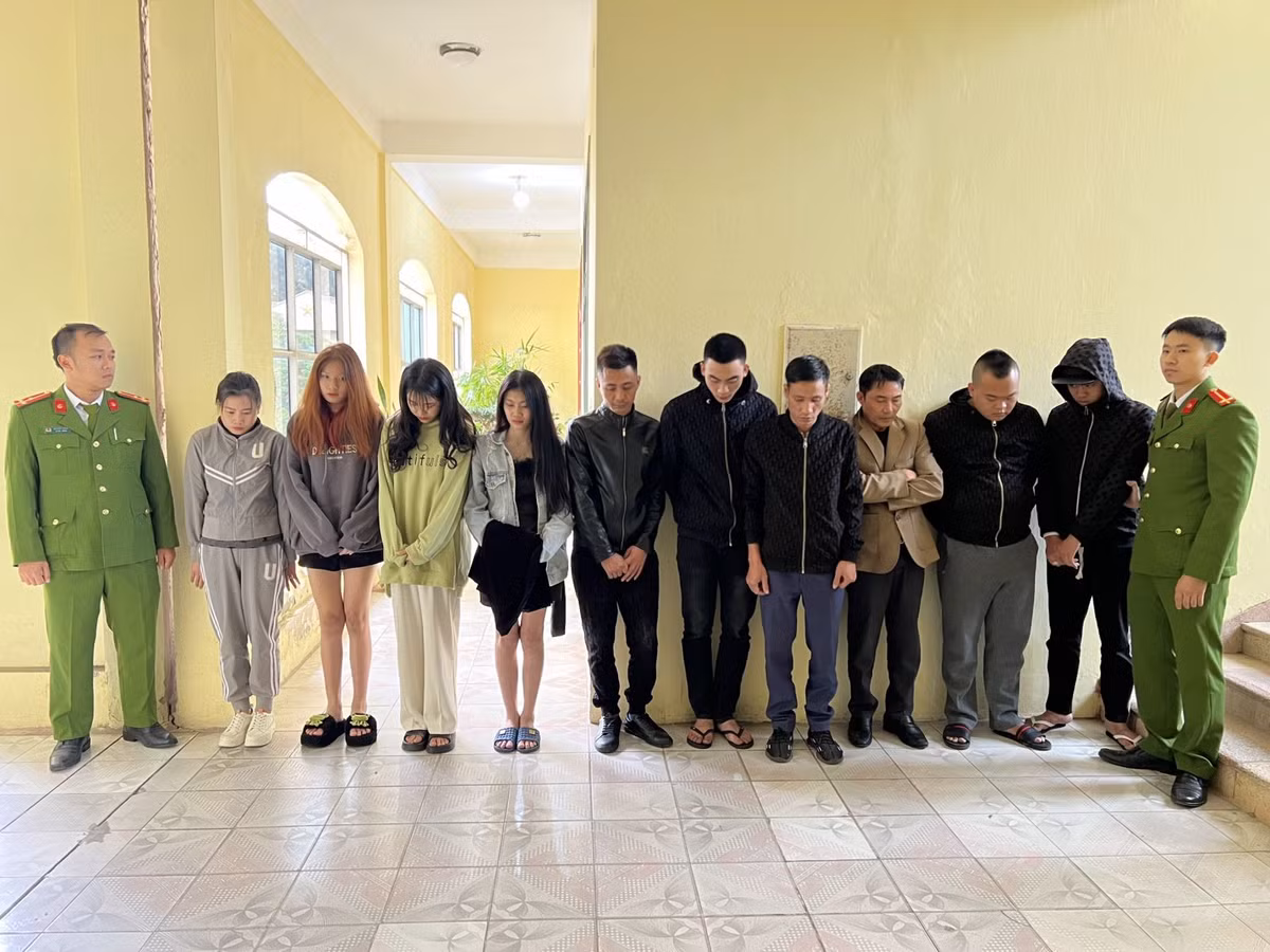Bắt quả tang 8 nam nữ đang “thác loạn” tại quán karaoke ở Hưng Yên Bat qua tang 8 nam nu dang “thac loan” tai quan karaoke o Hung Yen