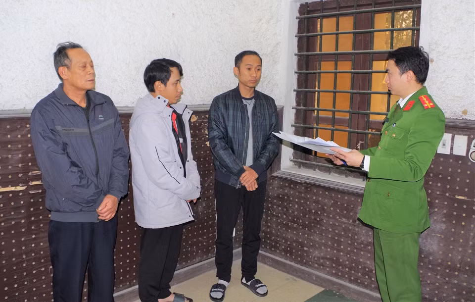 Bat giu 3 doi tuong ban 600 giay kham suc khoe gia o Ha Nam