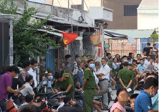 Căn nhà một trệt một gác gỗ, vừa ở vừa kết hợp làm xưởng cơ khí, gia công máng xối inox. Do căn nhà nuôi chó bécgiê nên sau khi vô hiệu hóa chó bécgiê, lực lượng chức năng tiếp tục phát hiện thêm 4 tử thi tại ba phòng trên gác: ông Mai Xuân Chinh (46 tuổi, chồng bà Hồng) và 3 người con Mai Xuân Triệu (nam, 13 tuổi) cháu Mai Huyền Diệu (nữ, 11 tuổi) và cháu Mai Huyền Diệp (nữ, 6 tuổi). Tất cả nạn nhân đều bị sát hại bằng hai loại hung khí sắc bén có kích thước khác nhau. Thu giữ tại hiện trường hai con dao (một con dao Thái Lan và một con dao cán nhựa dài khoảng 30cm) có dính máu khớp với đặc điểm hung khí gây án. 