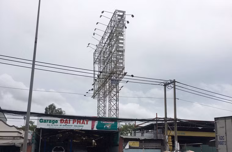 "Trong cơn mưa giông ngày hôm qua đã xảy ra tai nạn biển quảng cáo ngã đổ, đè chết người, chúng tôi quá hoang mang, lo sợ không biết các biển quảng cáo ngay khu vực mình ở đổ sập lúc nào?. Suốt đêm qua hầu như những hộ dân sống dưới "tử thần" biển quảng cáo đều không giám ngủ khi ngoài trời mưa giông gió mạnh", một hộ dân sống dưới khung sắt biển quảng cáo trên QL1A, đoạn qua thị trấn Tân Túc, huyện Bình Chánh, chia sẻ. 