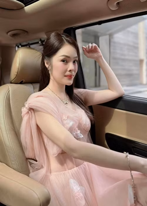 Chia sẻ với Zing, Dương Cẩm Lynh thừa nhận, bài đăng có sự nhầm lẫn về thời gian. Theo Dương Cẩm Lynh, trợ lý là người đăng tải thông tin. Khi phát hiện sự việc, nữ diễn viên xóa bài đăng. Dương Cẩm Lynh khẳng định, khi nhận quảng cáo về sản phẩm, cô đã tìm hiểu kỹ về nguồn gốc, xuất xứ và các giấy tờ liên quan. Sau sự việc, bà mẹ hai con xin rút kinh nghiệm. Ảnh: FBNV.