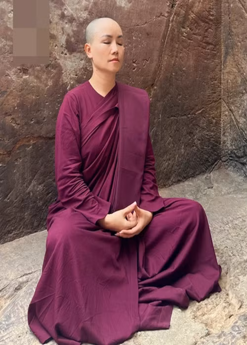  Diễn viên Hoàng Yến xuống tóc, xuất gia gieo duyên cách đây 8 ngày. Cô chia sẻ trên Vietnamnet, cô giác ngộ Phật pháp sau khi gặp nhiều biến cố trong cuộc sống. Ảnh: Dân Việt.