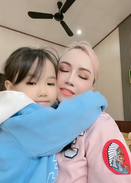 Hoàng Yến nhận nuôi con sau ly hôn. Nữ diễn viên chia sẻ trên Tiền Phong, các con là tài sản của cô và cô sẽ làm mọi cách để bảo vệ con. Ảnh: FBNV.