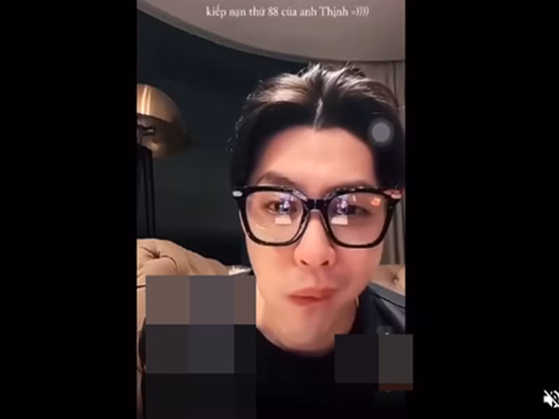 Noo Phước Thịnh đang đeo máng răng nên anh có những hành động được cho là bất thường. Ảnh: Saostar.