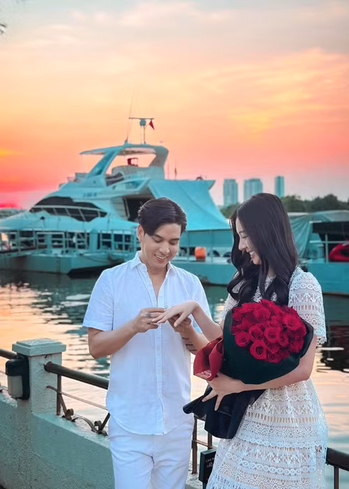 Hôn nhân của Hồ Quang Hiếu bên vợ hai kém 17 tuổi Hon nhan cua Ho Quang Hieu ben vo hai kem 17 tuoi