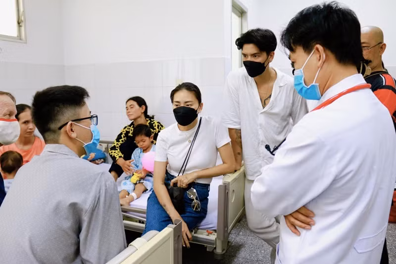 Đôi vợ chồng son đi làm từ thiện. Ngô Thanh Vân chia sẻ trên Vietnamnet, Huy Trần có trái tim rất ấm áp, lương thiện. Lần nào cô rủ rê hoạt động thiện nguyện, anh luôn sẵn sàng. "Anh luôn đứng sau tôi ủng hộ, hỗ trợ những gì tôi cần. Khi hạnh phúc đủ đầy, sự cho đi của mình càng thêm vững bền, ý nghĩa. Việc có ông xã đồng hành cùng mình là một điều tuyệt vời mà tôi nhận được", Ngô Thanh Vân nói.