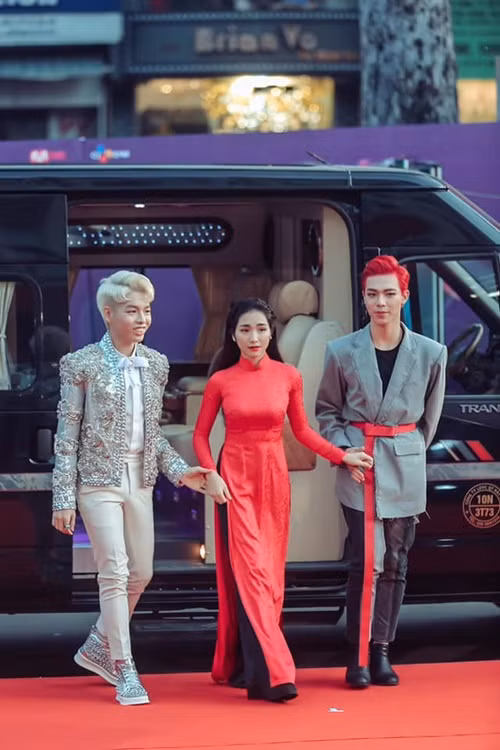 Khi Hòa Minzy khoe chuyện mang thai bé Bo, Đức Phúc rơi nước mắt, Erik rưng rưng hạnh phúc. Sau này, khi bé Bo chào đời, Đức Phúc và Erik thường xuyên đến chơi và tặng quà cho cháu.