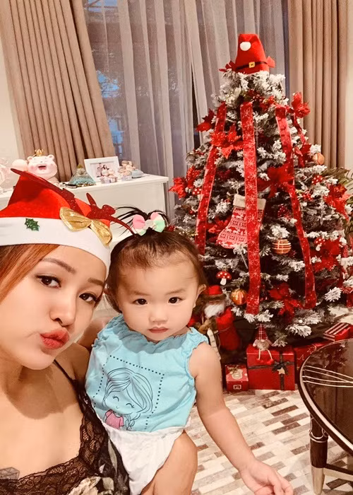 Vân Hugo cũng trang hoàng biệt thự đón Giáng sinh. Ảnh: FBNV.