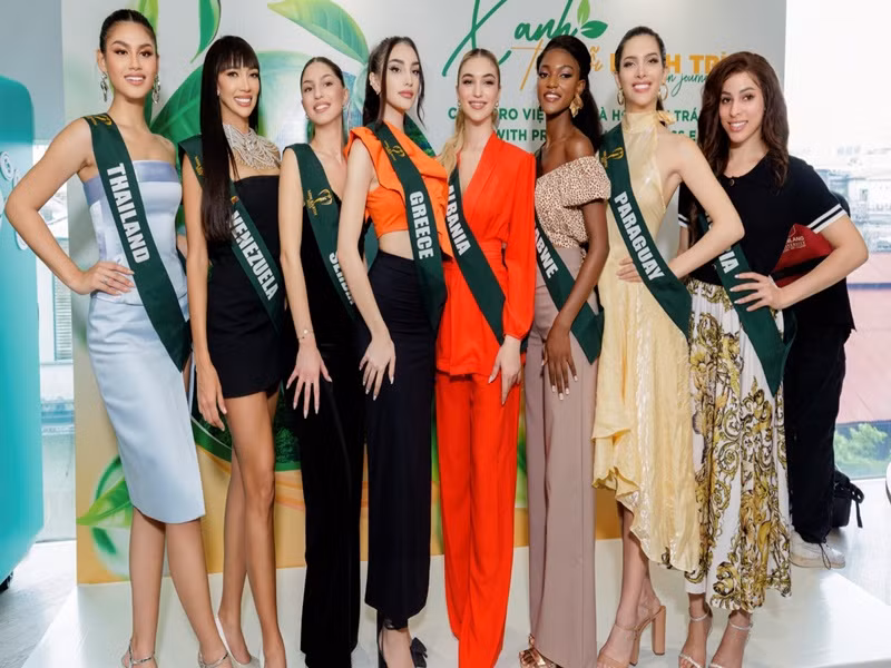 Drita Ziri diện trang phục tông cam, nổi bật bên dàn đối thủ. Ảnh: Miss Earth.