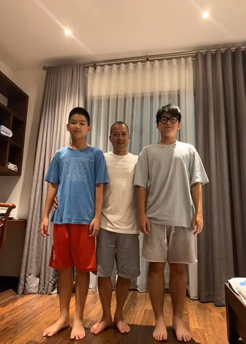 Hai con trai của đạo diễn Bình Trọng đã lớn phổng phao.
