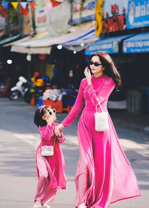 Thu Thảo thường xuyên khoe những khoảnh khắc bình yên bên các con.