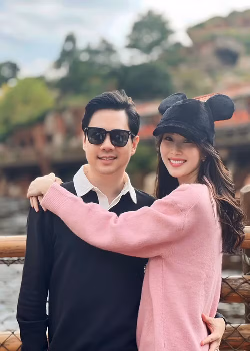 Người đẹp từng chia sẻ, cứ chụp ảnh cùng chồng, cô lại "sến thôi rồi".