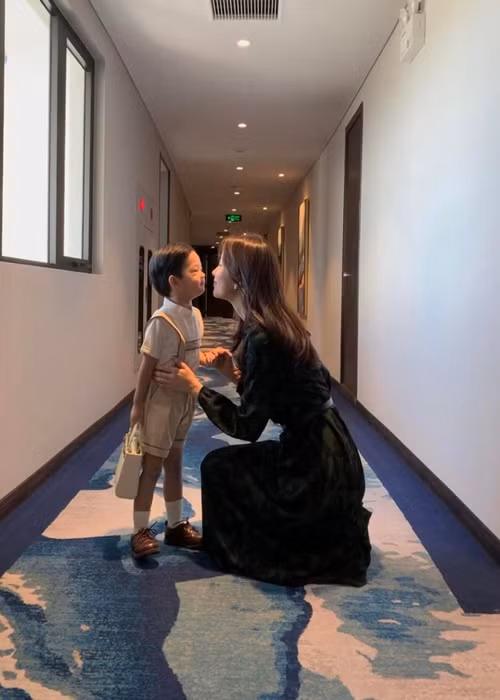 Nàng hậu vui đùa cùng cậu con trai thứ hai.