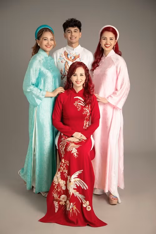 Diệu My (ngoài cùng bên trái) - con gái đầu lòng của vợ chồng người đẹp đang làm việc cho một công ty ở New York (Mỹ). Ảnh: Vietnamnet.