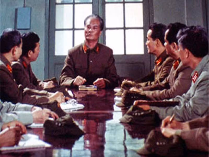 Theo Báo Nghệ An, trong phim, những đại cảnh hoành tráng được dàn dựng một cách công phu, kỹ lưỡng với máy bay, tên lửa, xe tăng, trọng pháo của các cánh quân tiến vào Sài Gòn ngày 30/4/1975. Ảnh: Công An Nhân Dân Online.