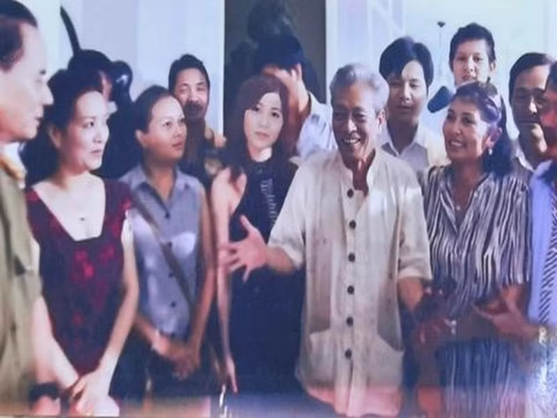 Nam đạo diễn cũng thực hiện các phim: Tiếng gọi phía trước, Nơi gặp gỡ của tình yêu, Người không mang họ, Cho cả ngày mai, Hẹn gặp lại Sài Gòn, Những đứa con của Biệt động Sài Gòn. Trong ảnh, đạo diễn Long Vân (áo trắng) trong thời gian chuẩn bị quay phim Những đứa con của biệt động Sài Gòn. Ảnh: Dân Trí.