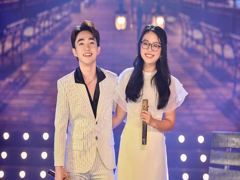 Phương Mỹ Chi từng vướng nghi vấn tình cảm với ca sĩ Quang Trung khi cả hai kết đôi quá "tình" trên sân khấu và có mối quan hệ thân thiết ở đời thực. Phương Mỹ Chi thẳng thắn cho biết cả hai chỉ là anh em thân thiết. Phía Quang Trung cho hay, khi làm việc cũng như trong cuộc sống thường nhật, anh luôn xem Phương Mỹ Chi như em gái. Ảnh: Saostar.