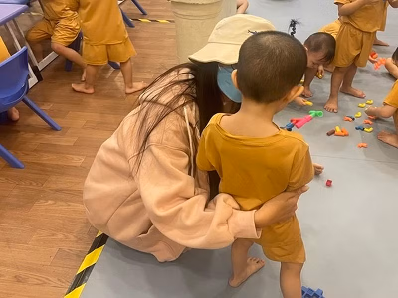 Ngoài học tập, Ý Nhi còn đi làm từ thiện. Người đẹp quyên góp toàn bộ số tiền thưởng của cuộc thi cho các hoạt động thiện nguyện, cũng như đóng góp vào các quỹ khuyến học. Ý Nhi cũng cắt tóc hiến cho bệnh nhân ung thư. Ảnh: Sen Vàng.