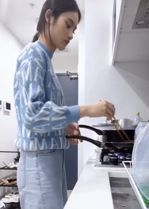 Ý Nhi tự đi chợ, nấu ăn. Ảnh chụp màn hình.