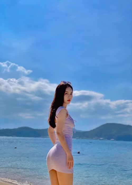 Số đo ba vòng của y tá Ngọc “Phố trong làng” là 83-60-92 cm. Ảnh: FBNV.