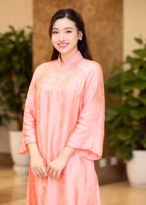 Gần đây, Mỹ Linh tham gia một số sự kiện sau thời gian ở cữ. Chia sẻ trên Tiền Phong, nàng hậu cho hay: "Linh muốn đồng hành cùng chồng trong việc phát triển công việc kinh doanh của gia đình nên mới xuất hiện tại sự kiện lần này ở vai trò giám khảo".