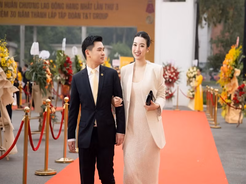 Chia sẻ hình ảnh bên chồng, nàng hậu hài hước viết: "Hộ tống nhạc trưởng đi diễn".