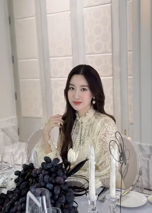 "Phụ nữ trong mỗi giai đoạn có một vẻ đẹp khác nhau. Hiện tại, tôi hạnh phúc với vai trò làm mẹ nên việc ngoại hình bầu bĩnh một chút cũng không sao", Mỹ Linh bày tỏ.