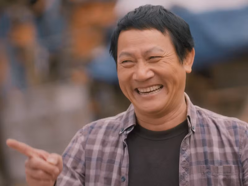 NSƯT Hoàng Hải lọt top 6 đề cử Diễn viên nam ấn tượng tại VTV Awards 2023. Anh được đánh giá cao khi diễn xuất sắc ông bố đơn thân khắc khổ trong Cuộc đời vẫn đẹp sao. Trong Cuộc chiến không giới tuyến, Hoàng Hải cũng gây ấn tượng khi vào Đồn phó Quang. Ảnh: Thể Thao Văn Hóa.