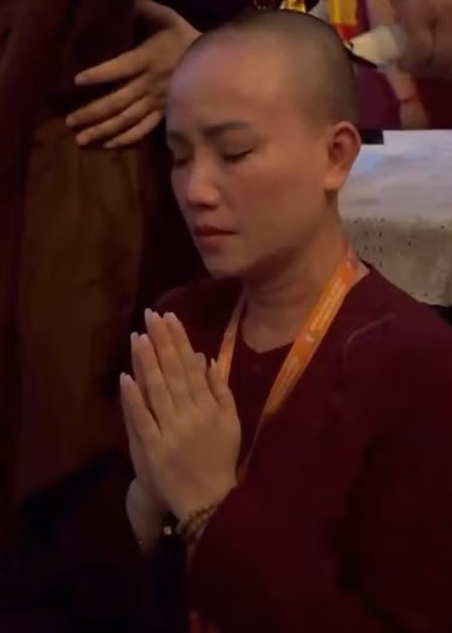  Diễn viên Hoàng Yến trả lời với Vietnamnet, cô xuống tóc đắp y thực hành đời sống của người xuất gia. Ảnh: Vietnamnet.