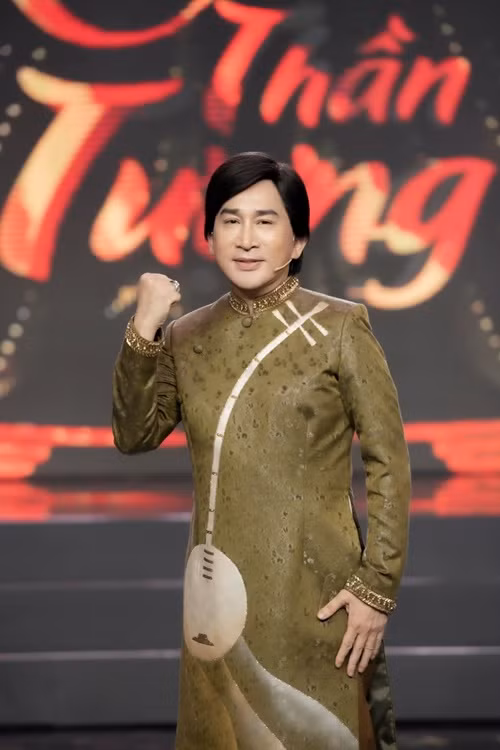 Dân Trí dẫn lời nam nghệ sĩ cải lương: “Gia đình tôi bán căn nhà ở đường Nguyễn Tất Thành. Một tuần sau, có người gọi điện hỏi mua lại căn nhà tôi vừa mua ở đường Nguyễn Tri Phương giá cao hơn. Tôi bán và lời được 10 cây vàng. Tôi mua căn nhà khác giá 110 cây vàng, chuẩn bị xây dựng thì lại có người gọi điện hỏi mua ngay căn ấy với giá 150 cây vàng. Khoảng hơn 1 năm, vô tình tôi trở thành "cò đất", "cò nhà". Thập niên 2000, tôi từng cầm trong tay 1.000 cây vàng". Ảnh: FBNV.