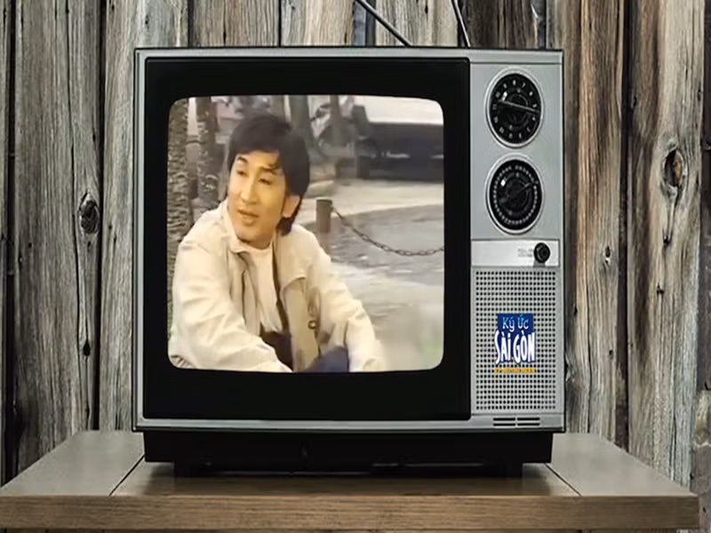  Kim Tử Long sinh ra trong một gia đình có ba là thầy thuốc. Được ba kỳ vọng có thể trở thành bác sĩ hoặc kỹ sư, nhưng nam nghệ sĩ lại mê cải lương. Mãi đến năm 14 tuổi, Kim Tử Long mới được ba đồng ý cho theo đuổi nghệ thuật. Ảnh: HTV.