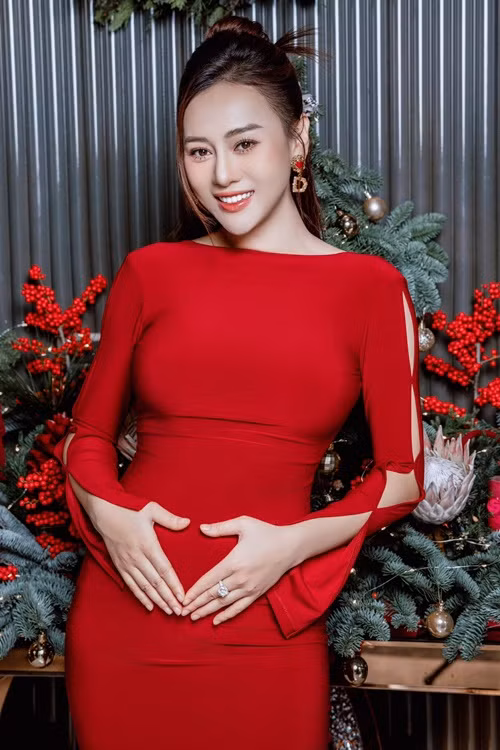 Cô diện váy bó sát khoe bụng bầu 4 tháng. Ảnh: FBNV.