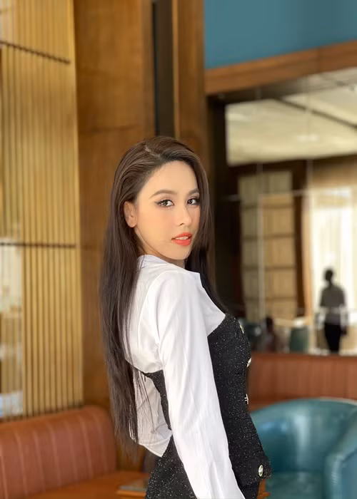  Á hậu Ngọc Hằng chia sẻ bộ trang phục được đại diện Mauritius - Whitney Spagnut thiết kế. Ảnh: FBNV.