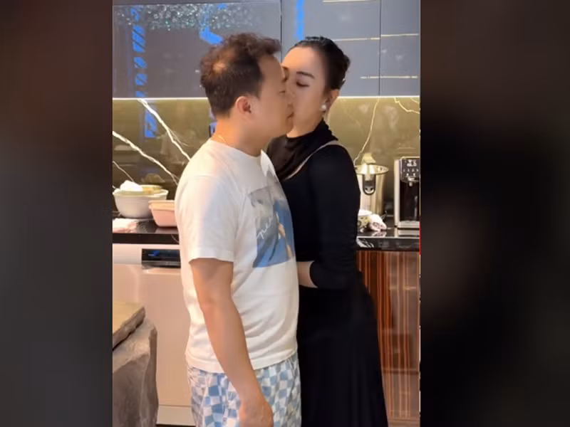 Vợ chồng Phương Oanh còn tình tứ trong bếp.