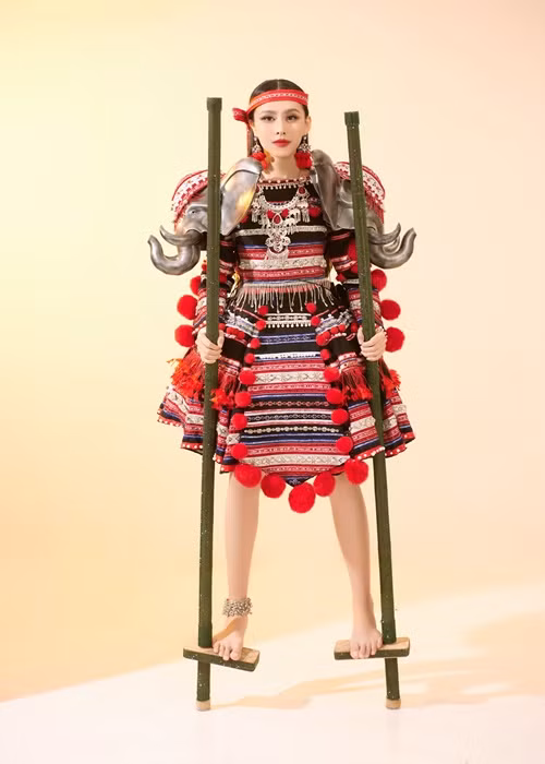  Á hậu Ngọc Hằng vừa hoàn thành phần thi National Costume ở Miss Intercontinental 2023 - Hoa hậu Liên lục địa 2023. Trang phục của đại diện Việt Nam là “Cà kheo”.