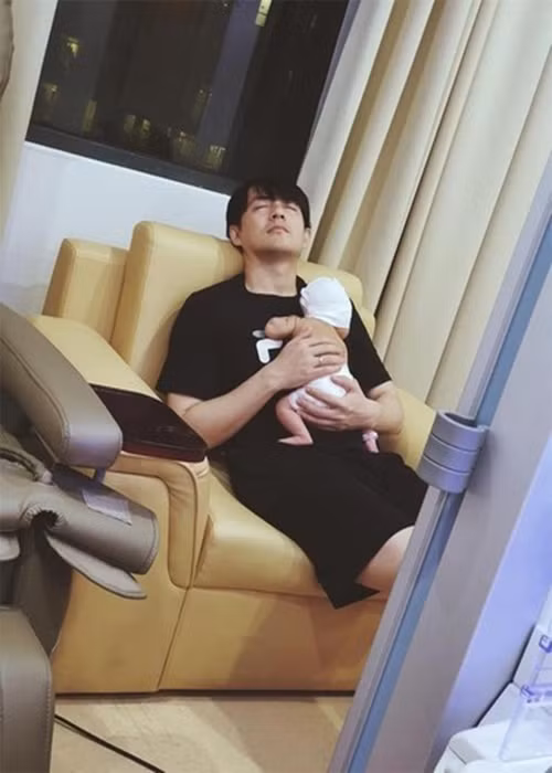 Khi đưa Đông Nhi đi sinh, chứng kiến vợ đau đẻ mười mấy tiếng, Ông Cao Thắng bật khóc. Khi con gái Winnie chào đời, anh cũng rơi nước mắt. Sau đó, Ông Cao Thắng hết lòng hỗ trợ vợ trong việc chăm con.