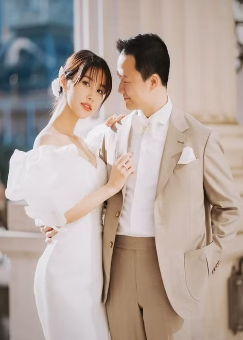 Theo Znews, hôn lễ của Diễm My diễn ra ngày 16/12, tiệc cưới được tổ chức ngày 21/12.