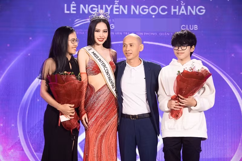 Trong cuộc phỏng vấn với Báo Giao Thông, Ngọc Hằng cho biết, gia đình cô từng rất khó khăn, bố mẹ cô luôn muốn cho muốn các con cảm giác ấm no đủ đầy nên đã nỗ lực làm việc rất nhiều.